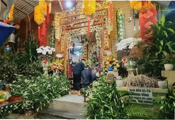 Miếu thờ Cô Bé Mai Hoa - Một trong những điện thờ phụ tại khu vực Đền Ông Hoàng Mười