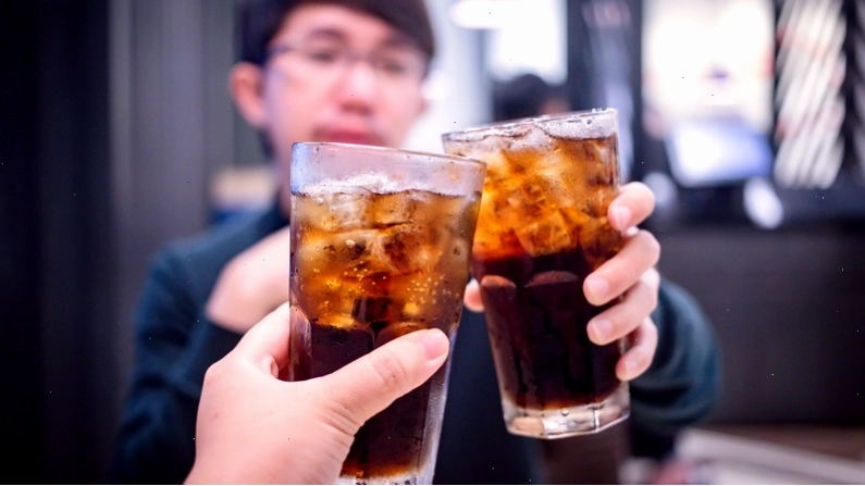 Minh họa lượng đường cao trong nước ngọt và tác động đến sức khỏe
