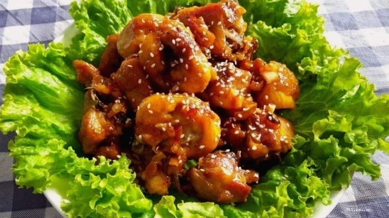Món gà chiên sốt chua ngọt hấp dẫn với màu sắc bắt mắt