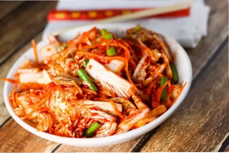 Món kim chi được trình bày hấp dẫn ăn kèm với các món ăn khác