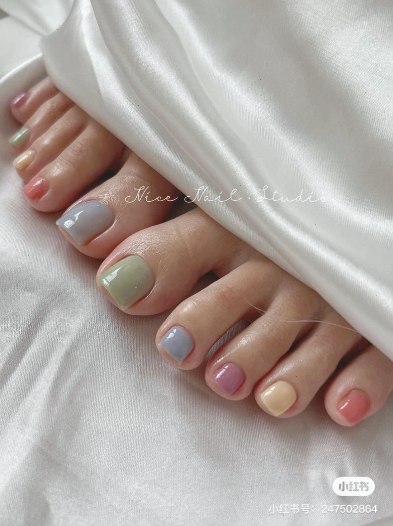 Móng chân màu nude bóng bẩy
