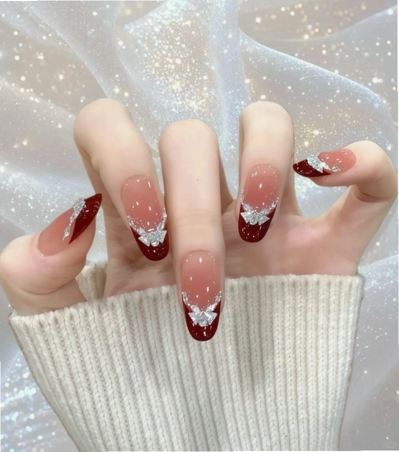 Móng tay Tết trang trí lá vàng