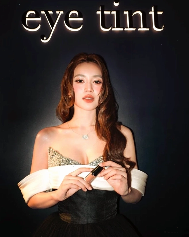 Một người đàn ông đang chăm sóc bàn tay của mình