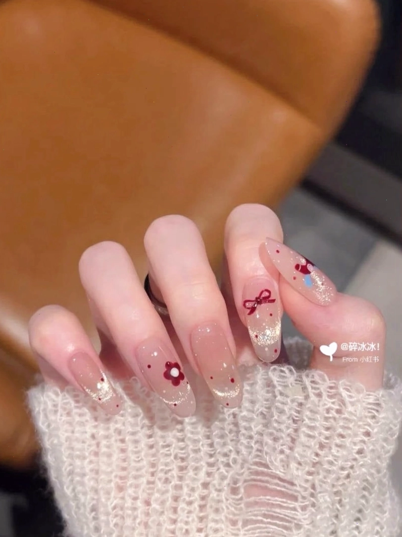 Nail Tết với họa tiết chấm bi và sọc
