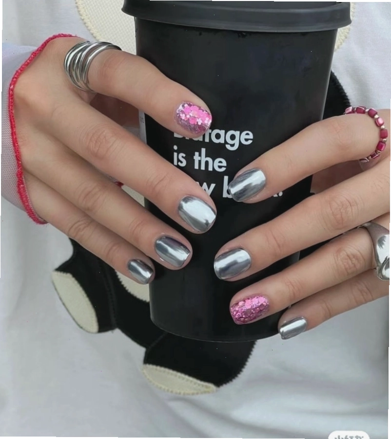 Nail tráng gương kết hợp ngọc trai và đá lấp lánh