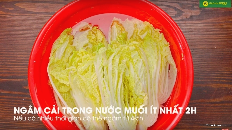 Ngâm cải thảo trong hộp để ủ kim chi