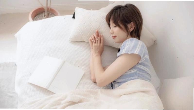 Ngủ đủ giấc và ăn uống lành mạnh để có làn da đẹp