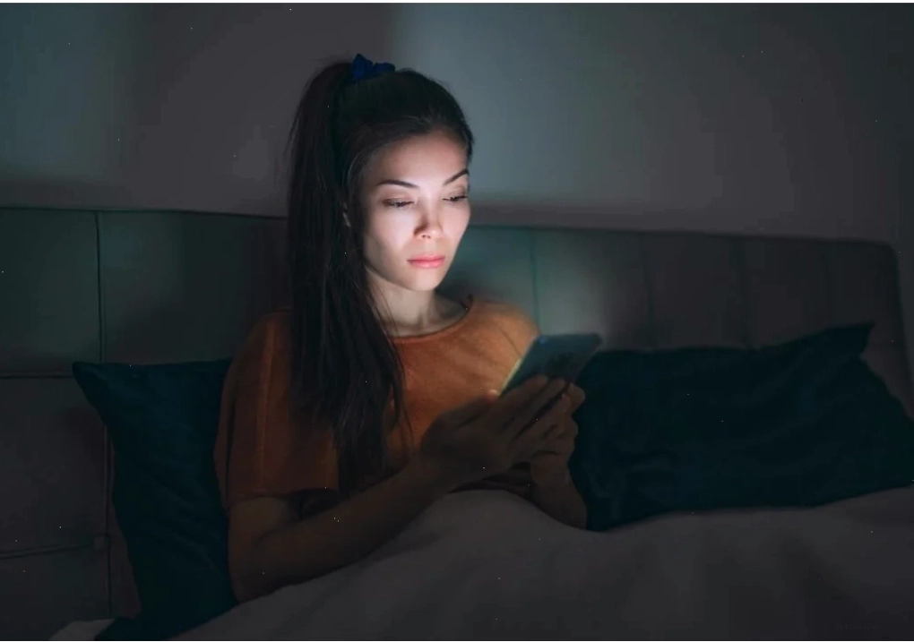 Người phụ nữ đang bấm điện thoại
