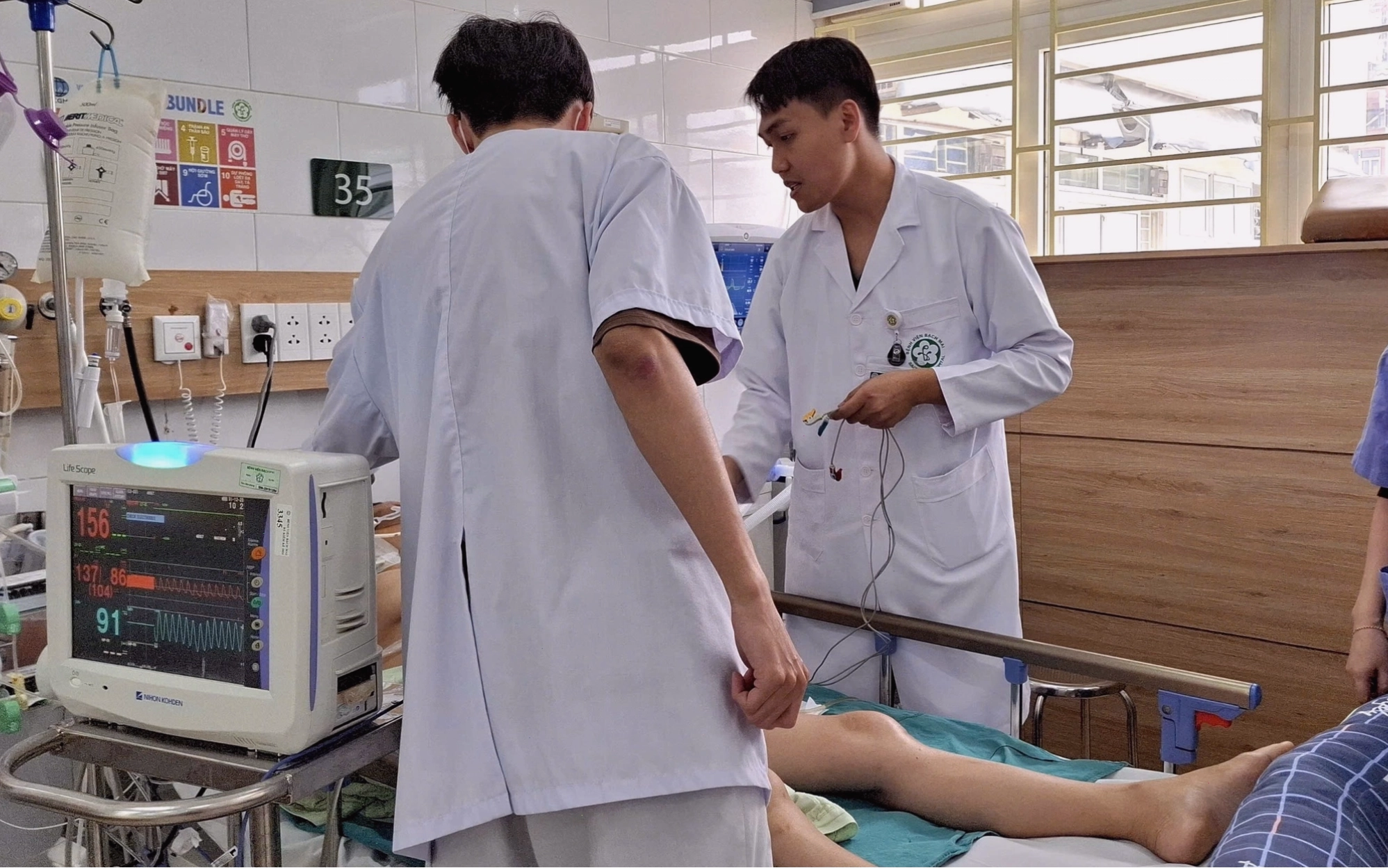 Người phụ nữ hôn mê sâu vì uống thuốc bột chữa bệnh dạ dày, nhấn mạnh tác hại của hạt sang