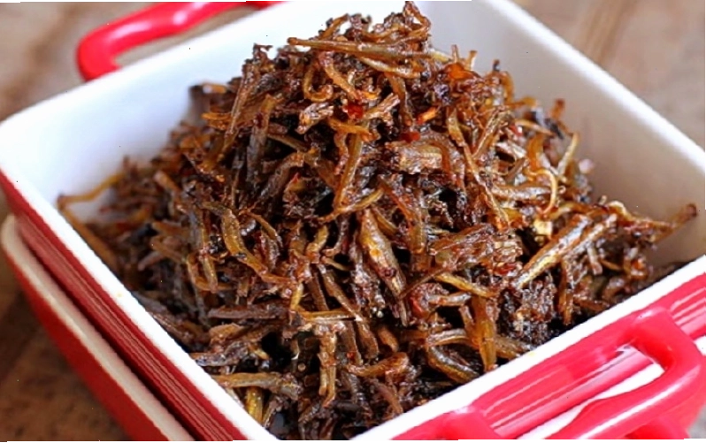 Nguyên liệu cá cơm khô và các loại gia vị đã sơ chế