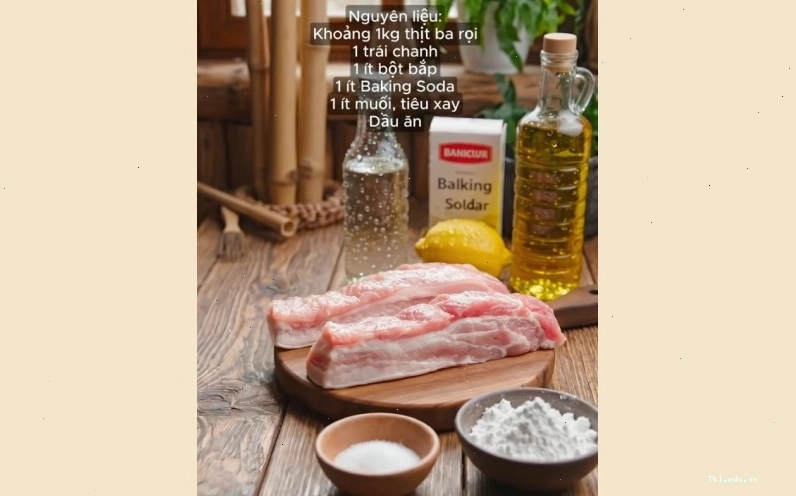 Nguyên liệu chuẩn bị cho món thịt ba rọi chiên muối gồm thịt, chanh, bột bắp và baking soda