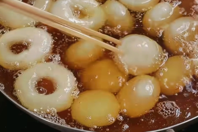 Nguyên liệu làm bánh cam bao gồm bột, đậu xanh, đường và nước cốt dừa