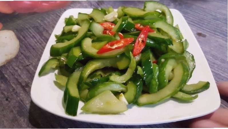 Nguyên liệu làm dưa mắm dưa leo mặn gồm dưa leo, tỏi, ớt và gia vị