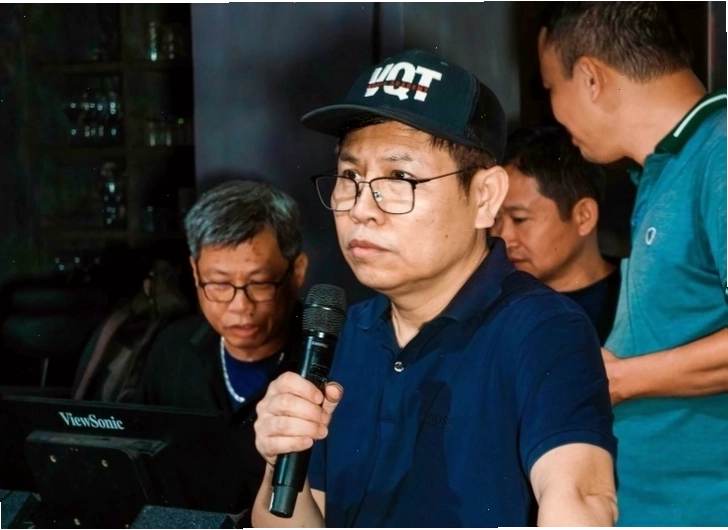 Nhạc sĩ Vũ Quang Trung trong một buổi làm việc với ca sĩ