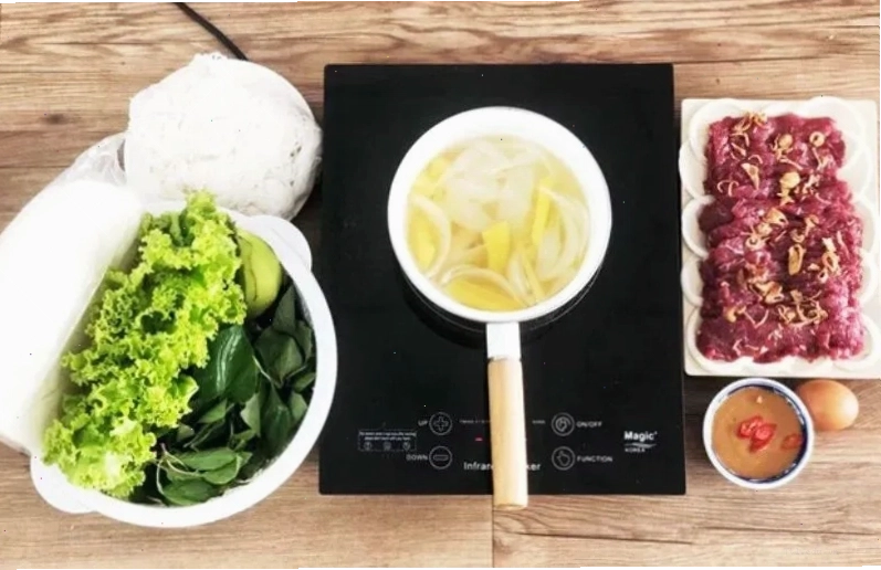 Nồi nước dùng bò nhúng dấm đang sôi thơm lừng