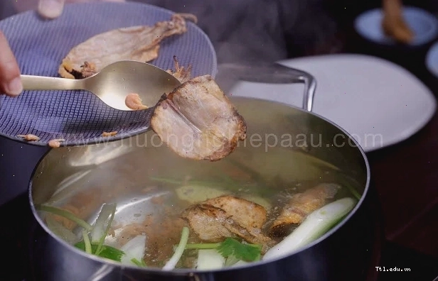 Nồi nước dùng hủ tiếu nam vang đang sôi