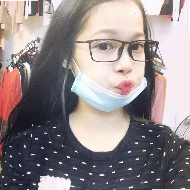 Nữ sinh đeo khẩu trang với phong cách trẻ trung