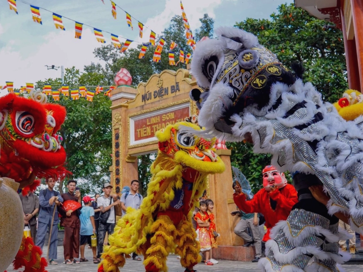Núi Bà Đen nhìn từ trên cao