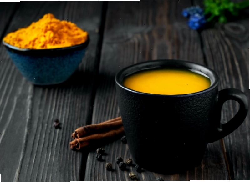 Nước nghệ và nước dừa giúp thanh lọc cơ thể