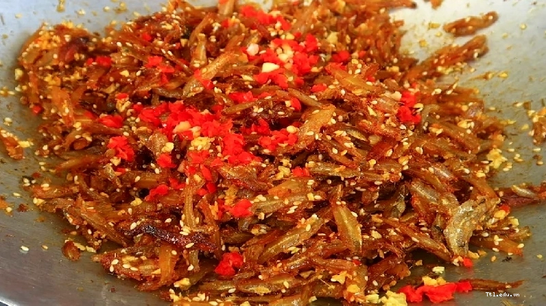 Pha hỗn hợp sốt rim cá cơm khô tỏi ớt