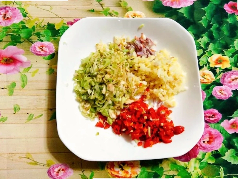 Pha nước chấm mắm nêm đậm đà cho món bò nhúng dấm