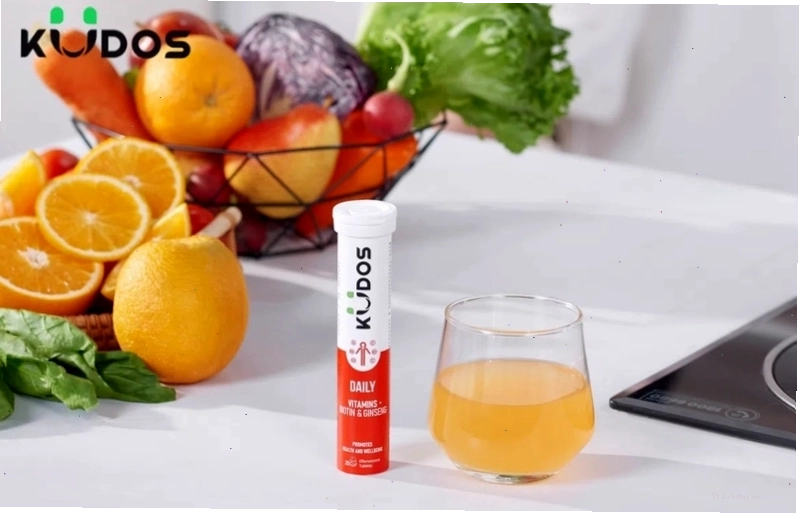 Phụ nữ đang xem xét nhãn sản phẩm vitamin tổng hợp