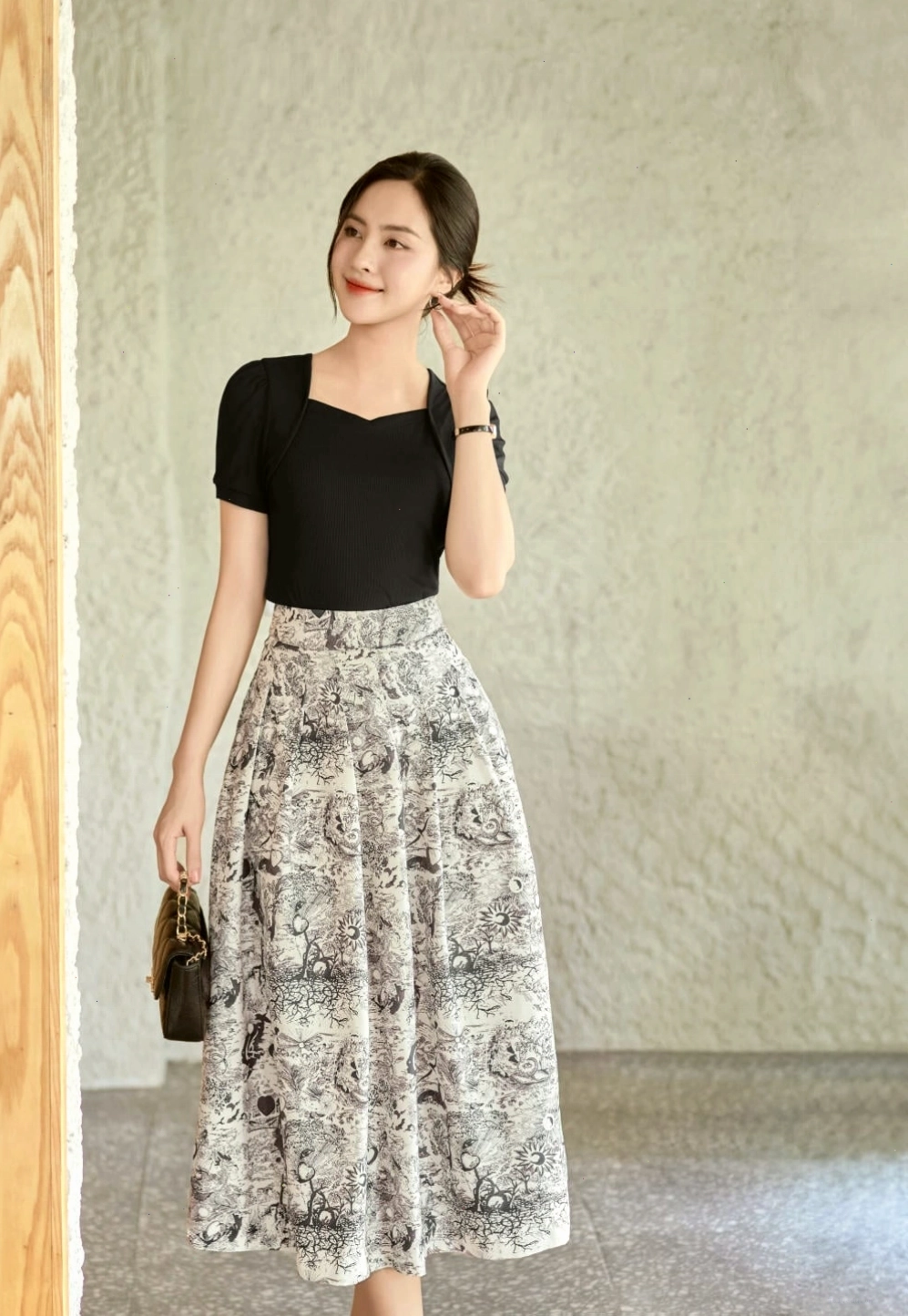 Phụ nữ tuổi 45 phối chân váy midi với áo kiểu thanh lịch