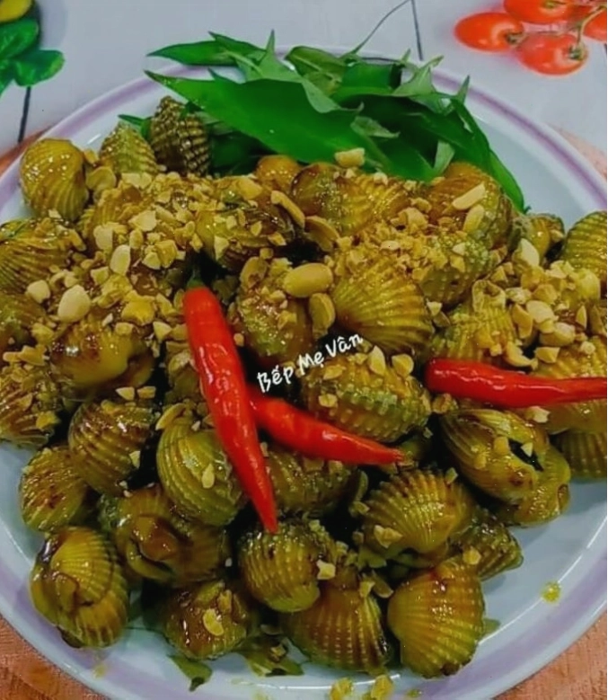 Quá trình chế biến sò huyết rang me trên bếp
