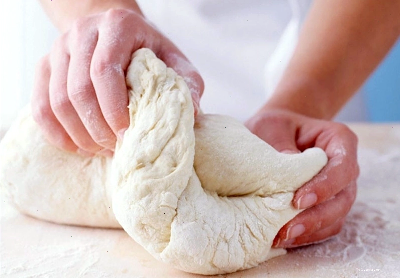 Quá trình nhào bột sắn làm bánh