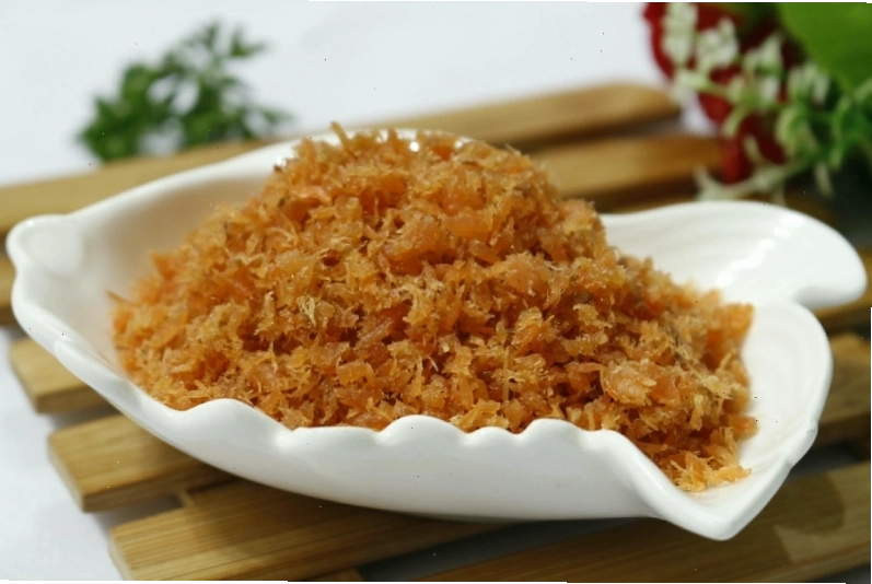 Quá trình xào ruốc cá trên bếp