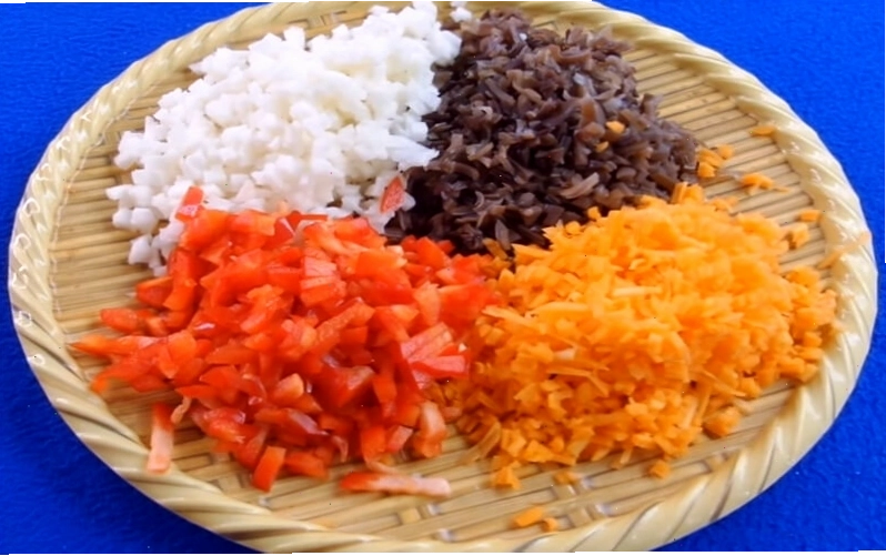 Sơ chế các loại rau củ như cà rốt, củ sắn, ớt chuông để làm nhân bánh tráng lụi