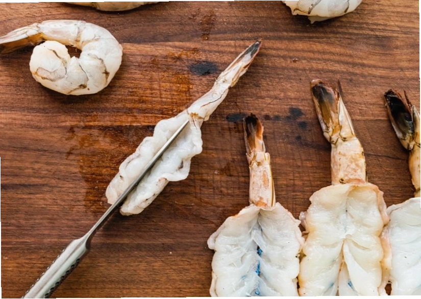 Sơ chế tôm tươi sạch sẽ trước khi chế biến