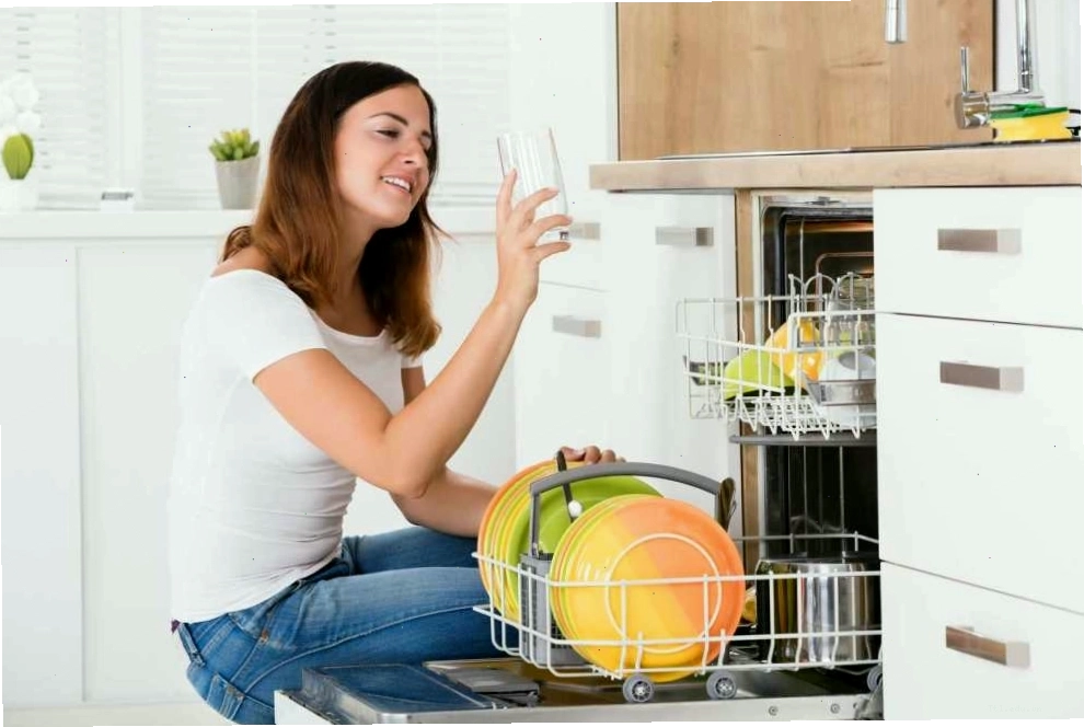 Sử dụng máy rửa bát giúp tiết kiệm thời gian