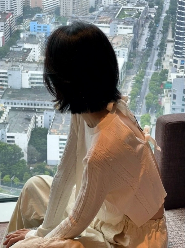 Tạo dáng quay lưng nhìn xa xăm mang lại cảm giác sâu lắng