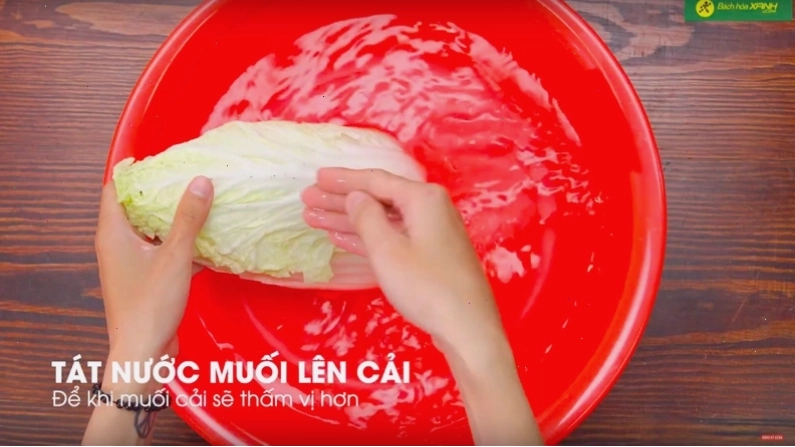 Tát nước muối để ướp cải thảo làm kim chi