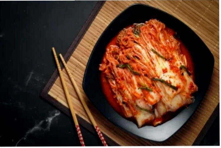 Thành phẩm món kim chi cải thảo lên men tự nhiên, màu sắc hấp dẫn