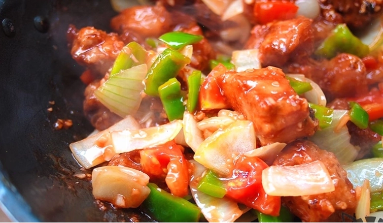 Thành phẩm nước sốt chua ngọt sánh mịn, màu sắc hấp dẫn