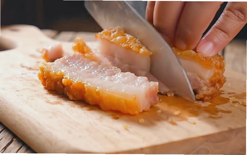 Thịt ba rọi chiên ngập dầu đạt chuẩn lớp da vàng giòn và thịt chín mềm