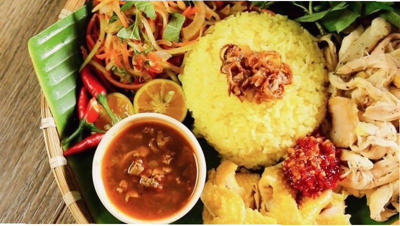 Thưởng thức cơm gà Hội An