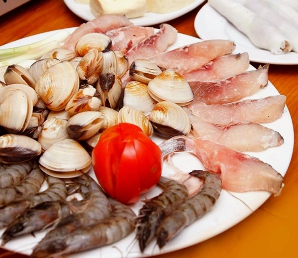 Thưởng thức lẩu hải sản cùng các loại rau và bún