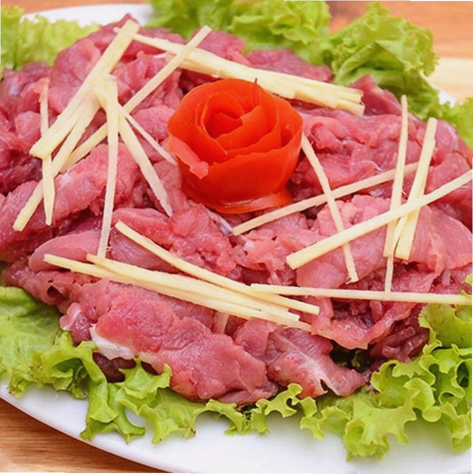 Thưởng thức món bò nhúng dấm nóng hổi