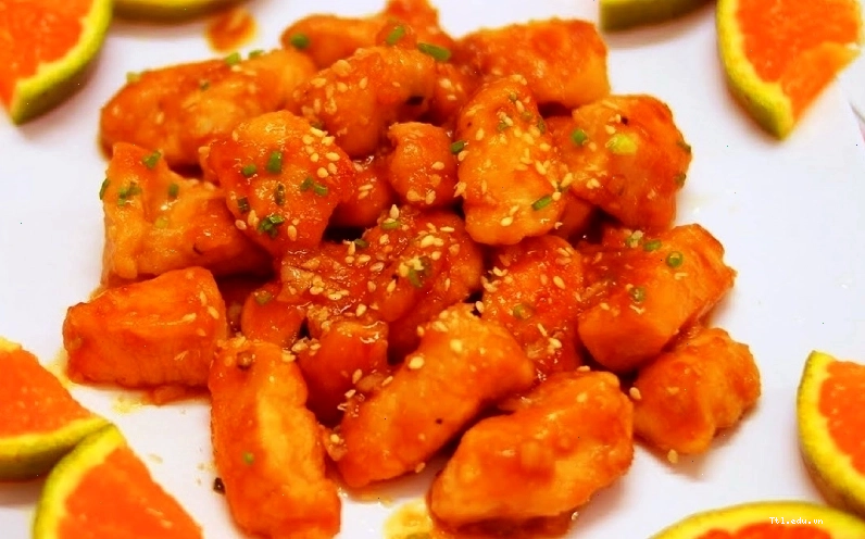 Thưởng thức món gà sốt chua ngọt cùng cơm trắng