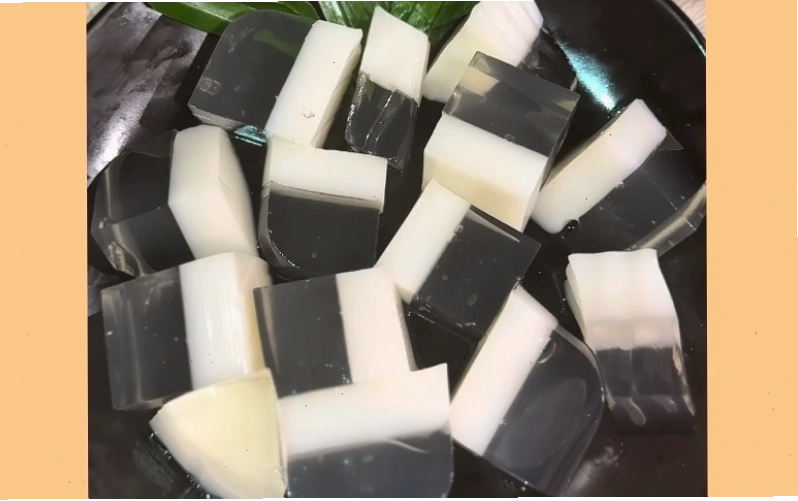Thưởng thức món rau câu dừa mát lạnh