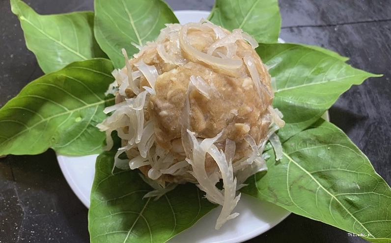 Thưởng thức nem nắm với lá sung và rau thơm