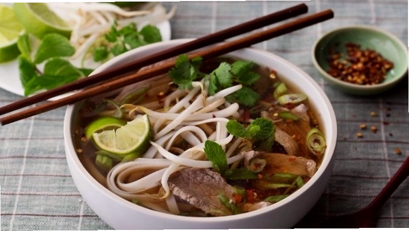 Tô phở bò Hà Nội nóng hổi với đầy đủ các loại topping
