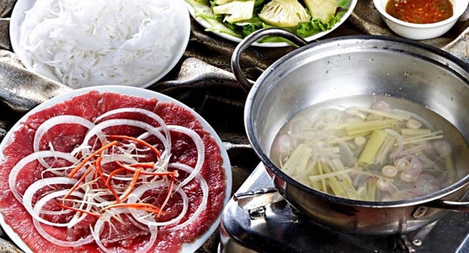 Toàn cảnh bàn tiệc bò nhúng dấm thịnh soạn
