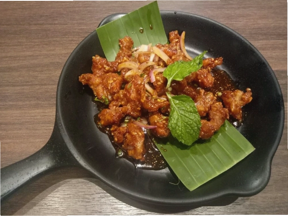 Trộn đều gà chiên với sốt mắm