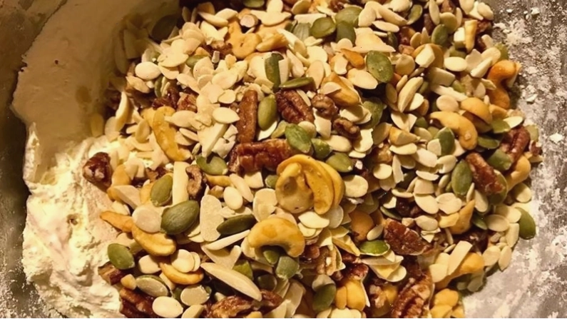 Trộn đều hỗn hợp hạt và trái cây vào kẹo nougat