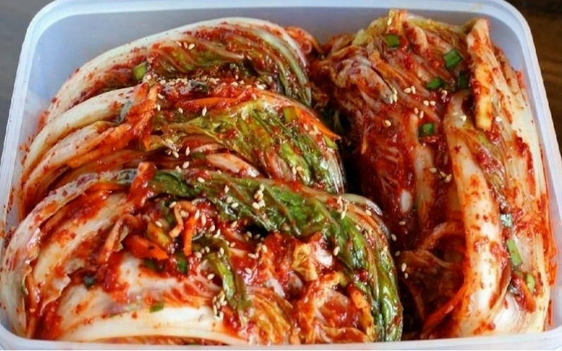 Trộn đều sốt kim chi với rau củ và đóng gói vào hộp