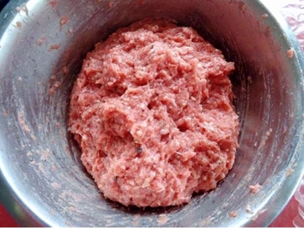 Trộn đều thịt với các loại gia vị làm chả lụa